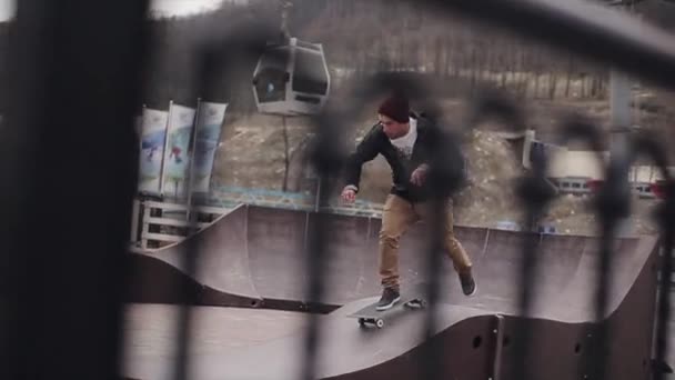 Sotschi, Russland - 4. April 2016: Skateboarder fahren auf Sprungbrettern auf der Straße in der Stadt. Ausbildung. Praxis. Zaun — Stockvideo