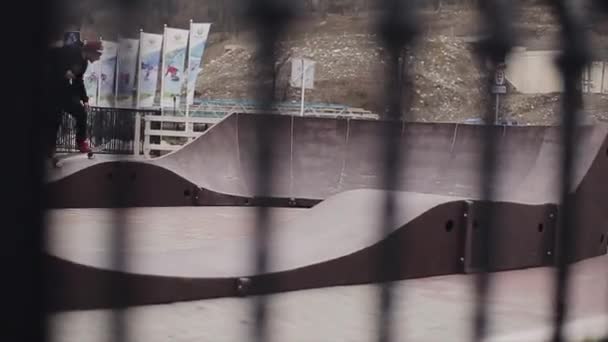 SOCHI, RUSSIA - 4 APRILE 2016: Skateboarder rotolamento su trampolini di lancio su strada in città. Allenamento. Pratica . — Video Stock