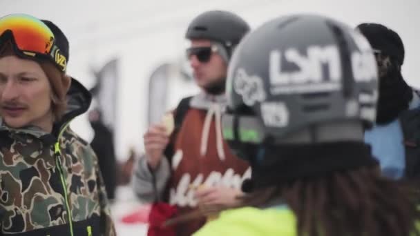 SOCHI, RUSIA - 4 DE ABRIL DE 2016: Esquiadores y snowboarders almorzan en el campamento en la estación de esquí. Montañas. Gente . — Vídeos de Stock