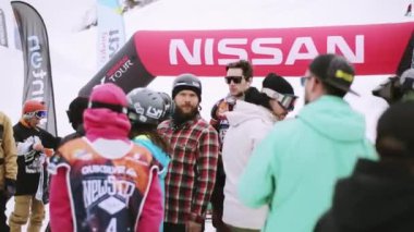 Sochi, Rusya Federasyonu - 4 Nisan 2016: Snowboard ve kayakçılar içinde Kayak Merkezi üzerinde encamp. Yarışma. Dağlar. Üniforma.