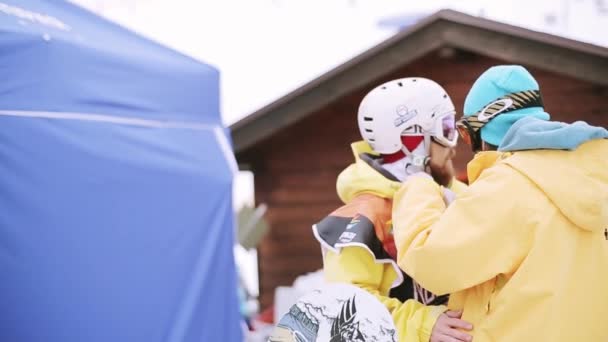 Sochi, Rusland - 4 April 2016: Paar snowboarders in encamp op ski-oord. Wedstrijd. Bergen. Sport. — Stockvideo