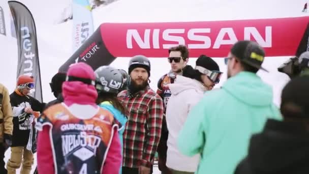 소 치, 러시아-4 월 4 일, 2016: 스노우 보더와 스키어의 스키 리조트 엔 캄. 경연 대회입니다. 산입니다. 균일 한. — 비디오