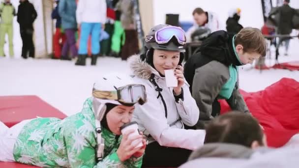 Sochi, Rusya Federasyonu - 4 Nisan 2016: Kayak Merkezi üzerinde encamp snowboard ve kayakçılar içecek kahve içinde. Dağlar. Spor. — Stok video