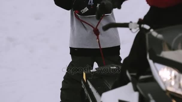 Sotschi, Russland - 4. April 2016: Snowboarder starten Fahrt auf Motorschlitten mit Seil. Skigebiet. Berge. — Stockvideo