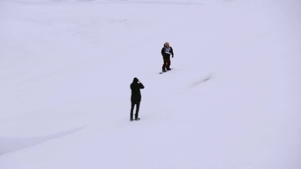 Sotschi, Russland - 4. April 2016: Snowboarder springen vom Sprungbrett auf Skigebiet. Berge. Extremer Flip. — Stockvideo