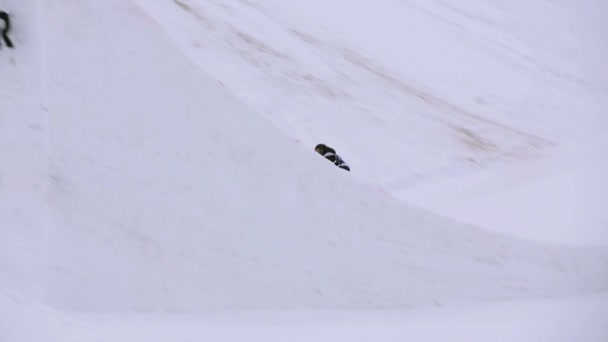 SOCHI, RUSIA - 4 DE ABRIL DE 2016: Salto snowboarder desde trampolín alto en estación de esquí. Hacer voltear, agarrar en el aire . — Vídeo de stock