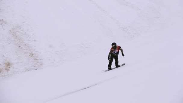 Sotschi, Russland - 4. April 2016: Snowboarder springen vom Hochsprungbrett auf Skigebiet. Purzelbäume schlagen. Landschaft — Stockvideo