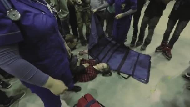 크라스노야르스크, 러시아-2014 년 3 월 15 일: 사람들이 스케이트 공원에 하드 충돌 후 바닥에 보 거짓말에 박수. 응급 의료 서비스. — 비디오