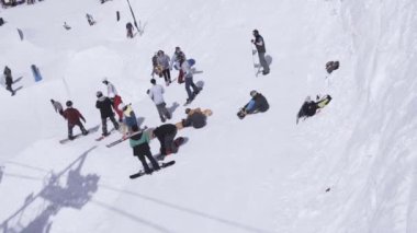 Soçi, Rusya - 1 Nisan 2016: Kayak Merkezi. Snowboard sıçrama tahtası atlamak. Kayakçı. Encamp. Karlı dağlar.