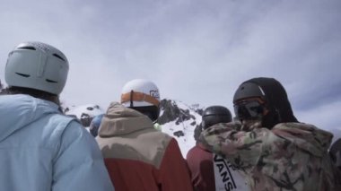 Soçi, Rusya - 1 Nisan 2016: Arka taraf Yamaç üzerine snowboard ve kayakçılar fiyatına. Kask. Aşırı spor