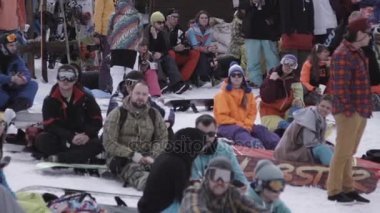Soçi, Rusya - 1 Nisan 2016: Kayak Merkezi. Snowboard ve otururken kayakçı encamp. Geri kalan sahip. Kıyafet