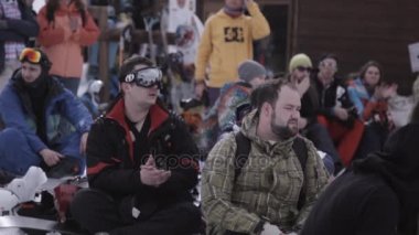 Soçi, Rusya - 1 Nisan 2016: Kayak Merkezi. Adam diğer kayakçı arasında snowboard encamp. Dinlenme