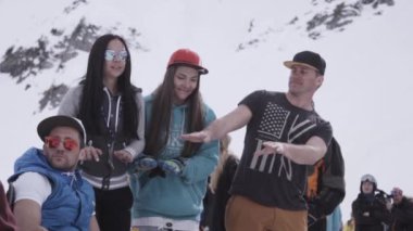 Soçi, Rusya - 1 Nisan 2016: Kayak Merkezi. Snowboard ve kayakçılar dansında encamp. El hareketleri. Gülümseme