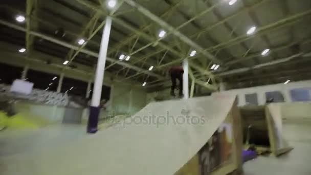 Krasnoyarsk, Federacja Rosyjska - 15 marca 2014: Roller, skater zrobić trick na trampolinę, twardy kolizji z innym chłopcem w skateparku. Szkody. Przesuń palcem — Wideo stockowe