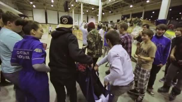 Krasnojarsk, Rusko - 15. březen 2014: Muži nesli na nosítkách chlapce po těžké srážce v skate parku. Pohotovostní lékařská služba. Tleská — Stock video