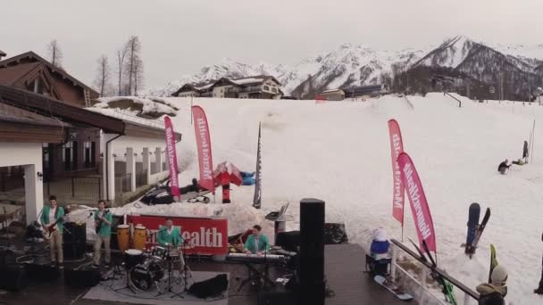 Sochi, Rusko - 1. dubna 2016: Quadrocopter střílet lidi tanec v kavárně na hory. Lyžařské středisko. Hudební skupina — Stock video