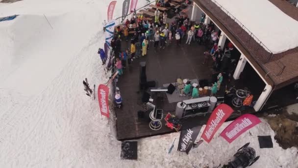 索契，俄罗斯-2016 年 4 月 1 日︰ 直升机拍摄音乐乐队表演在山。滑雪胜地。人。滑雪者 — 图库视频影像