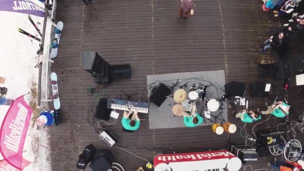 Sochi, Rusko - 1. dubna 2016: Quadrocopter natáčení hudební skupina provést v mountain. Lyžařské středisko. Lidé tancují — Stock video