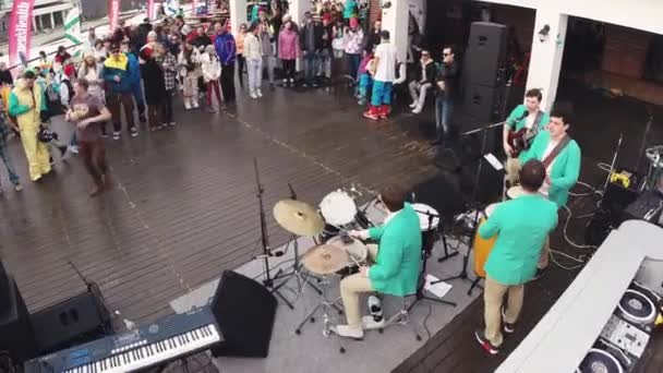 SOCHI, RUSIA - 1 DE ABRIL DE 2016: Quadrocopter shoot music band perform at mountain. Estación de esquí. Público. Baile — Vídeo de stock