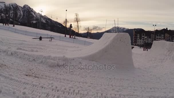 Sochi, Rusland - 1 April 2016: Quadrocopter schieten snowcat schone sneeuw voor track. Skigebied. Springplank. — Stockvideo