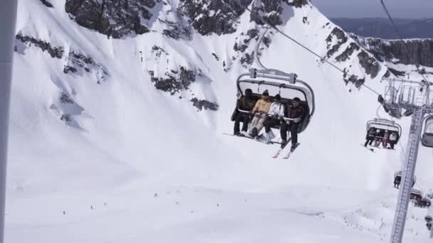 俄罗斯索契-2016 年 4 月 1 日︰ 滑雪胜地。滑雪者乘坐缆车。景观的雪山。阳光灿烂的日子. — 图库视频影像