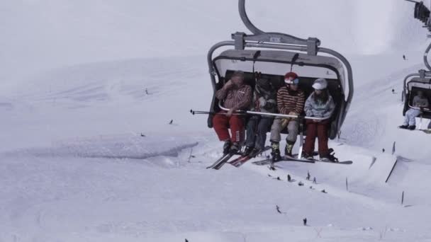 Sotschi, Russland - 1. April 2016: Skigebiet. Skifahrer fahren am Skilift. Landschaft verschneiter Berge. Sonnig. Sport — Stockvideo