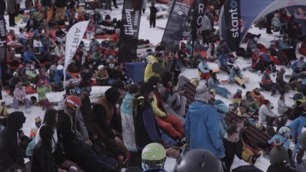 Sochi, Rusko - 1. dubna 2016: Lyžařské středisko. Snowboardisty a lyžaře v encamp. S rest. Potlesk — Stock video
