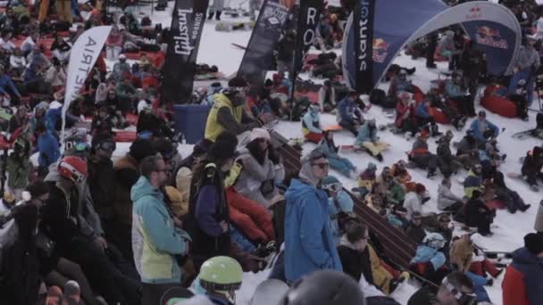 Soczi, Rosja - 1 kwietnia 2016: Ośrodek narciarski. Snowboardzistów i narciarzy, siedząc encamp. Rzuć śnieżką. Uśmiech. — Wideo stockowe