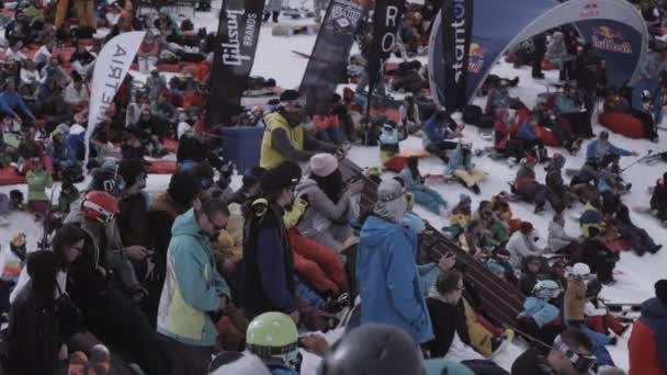 SOCHI, RUSIA - 1 DE ABRIL DE 2016: Estación de esquí. Snowboarders y esquiadores sentados en el campamento. Descansando. Gente — Vídeos de Stock