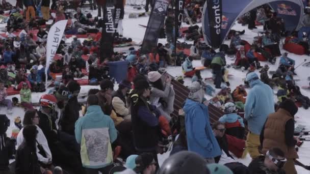 SOCHI, RUSIA - 1 DE ABRIL DE 2016: Estación de esquí. Snowboarders y esquiadores viendo algo en el campamento. Descansando . — Vídeos de Stock