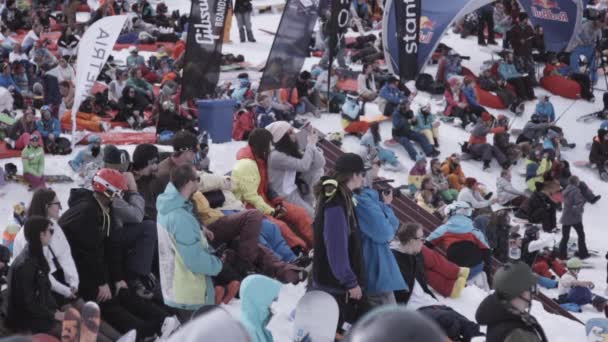 Sochi, Rusland - 1 April 2016: Skiresort. Snowboarders en skiërs kijken iets in encamp. Publiek. — Stockvideo