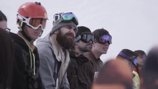 Soçi, Rusya - 1 Nisan 2016: Kayak Merkezi. Güneş gözlüğü genç erkeklerde encamp. Dağlar. Güneş gözlüğü. Gülümseme — Stok video