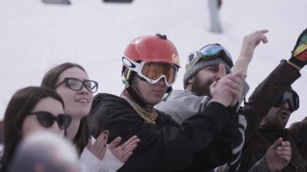 SOCHI, RUSSIA - 1 APRILE 2016: Comprensorio sciistico. Snowboarder e sciatori applaudono nell'accampamento. Occhiali. Montagne . — Video Stock