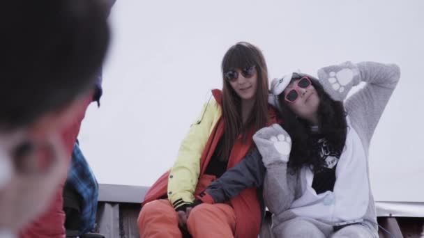 Soczi, Rosja - 1 kwietnia 2016: Ośrodek narciarski. Młode dziewczyny w okulary pozowanie na kamery na zdjęcie. Góry — Wideo stockowe