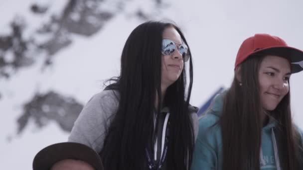 Sochi, Російська Федерація - 1 квітня 2016: Гірськолижний курорт. Дівчата танцюють у Енкамп. Рухи рук. Посмішка. Сонцезахисні окуляри. Сонячний день — стокове відео