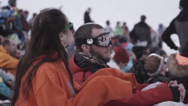 SOCHI, RÚSSIA - 1 de abril de 2016: Estância de esqui. Os snowboarders e os esquiadores aplaudem no acampamento. Descansar. Óculos de sol . — Vídeo de Stock