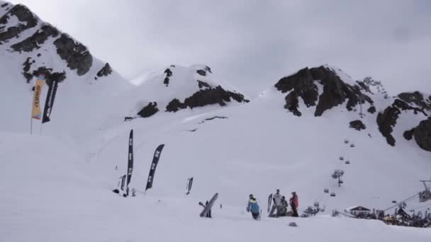 Sotschi, Russland - 1. April 2016: Skigebiet. Skifahrer machen Stunt auf Sprungbrett. Rutschpartie. Menschen. Berge — Stockvideo