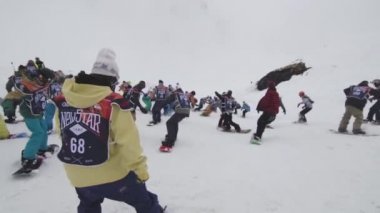 Soçi, Rusya - 6 Nisan 2016: Grubu snowboard başlangıç hız karlı yamaç sürme. Yarışma. Kayak Merkezi