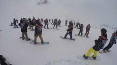 Soçi, Rusya - 6 Nisan 2016: Kayak Merkezi. Grup snowboard binmek yamacında. Bir beşlik. Aşırı spor.