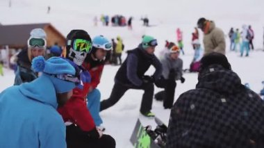 Soçi, Rusya - 6 Nisan 2016: Grup snowboard Kayak Merkezi üzerinde sürme önce ısınmak. Egzersizler yapmak.