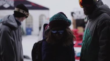 Sochi, Rusya Federasyonu - 6 Nisan 2016: Snowboard, Kayak Merkezi üzerinde encamp. El ilanı al. Dağlar. İnsanlar. Güneş gözlüğü