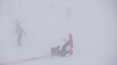 Sochi, Rusya Federasyonu - 6 Nisan 2016: Hız yamaçta snowboard binmek. Bitir. Kayak Merkezi. Düşüyor. Meydan okuma