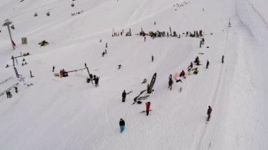 Soçi, Rusya - 7 Nisan 2016: Quadrocopter ateş snowboard atlama sıçrama tahtası ve düşüyor. Kayak Merkezi