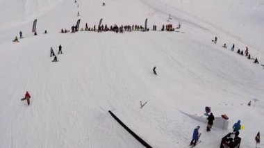 Sochi, Rusya - 7 Nisan 2016: Sıçrama tahtası Quadrocopter ateş snowboard kalmak. Kayak Merkezi. Yarışma. Akşam