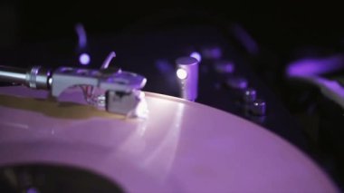 Soçi, Rusya - 8 Nisan 2016: Döndürme vinil plaka parti gece kulübünde turntable içinde. Işıklar. DJ ekipmanları.