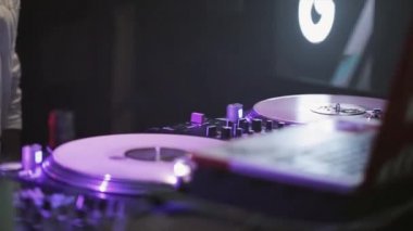Soçi, Rusya - 8 Nisan 2016: Dj iplik, parti gece kulübünde turntable at mix. Tezahürat. Strobe. Tatil