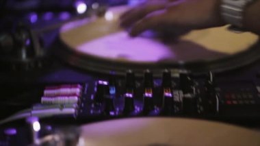 Sochi, Rusya - 8 Nisan 2016: Parti gece kulübünde turntable, Dj iplik. Tatil. Mor spot.