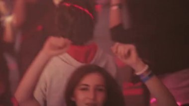 Sochi, Rusya Federasyonu - 8 Nisan 2016: Esmer kız zam parti gece kulübünde aralarında eller. Dans. Sahne ışıkları