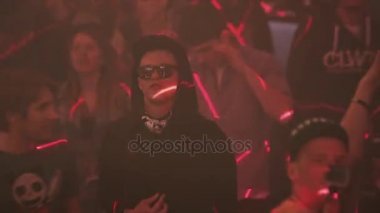 Soçi, Rusya - 8 Nisan 2016: Çocuk güneş gözlüğü şarkı ve dans partisi gece kulübünde aralarında. Sahne ışıkları