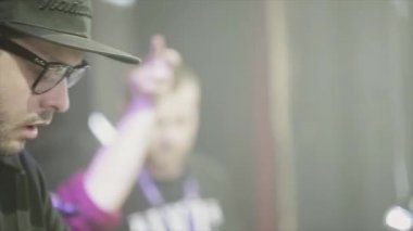 Soçi, Rusya - 8 Nisan 2016: Dj, gece kulübü ve dans partisi turntable iplik gözlük. Sahne ışıkları.